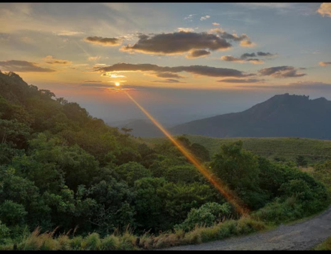 Alpine Aura Villa Vagamon Bagian luar foto